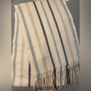 100% cashmere scarf with fringe